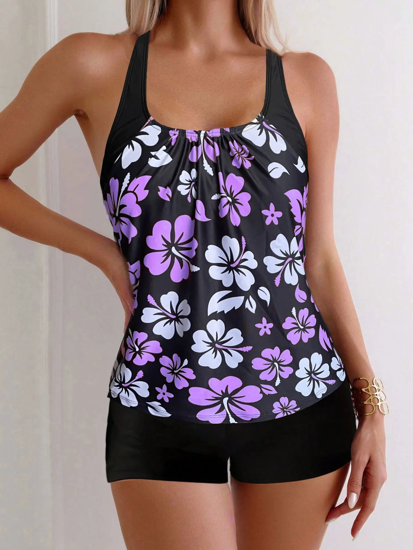 Maillot de bain deux pièces pour femme: culotte taille haute à imprimé floral, en polyester, idéal pour la natation et les sports nautiques. Design sobre.