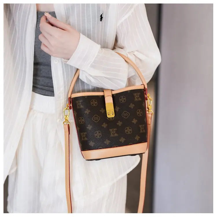 Sac bandoulière de luxe pour femme en cuir premium, inspiré du style parisien vintage chic. Élégant et spacieux, il est parfait au quotidien.