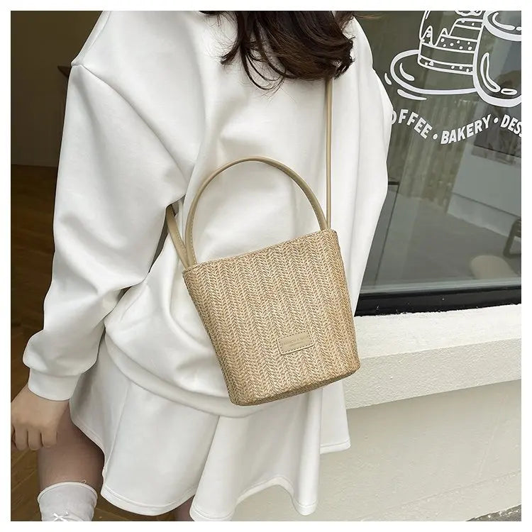 Sac bandoulière en cuir de luxe pour femme, style classique et élégant, signé Paris, style vintage.