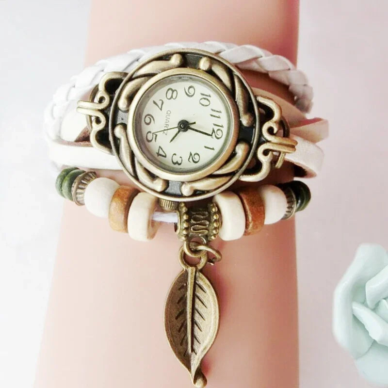 Montre élégante pour femme, style vintage, bracelet cuir, petit cadran, à quartz.