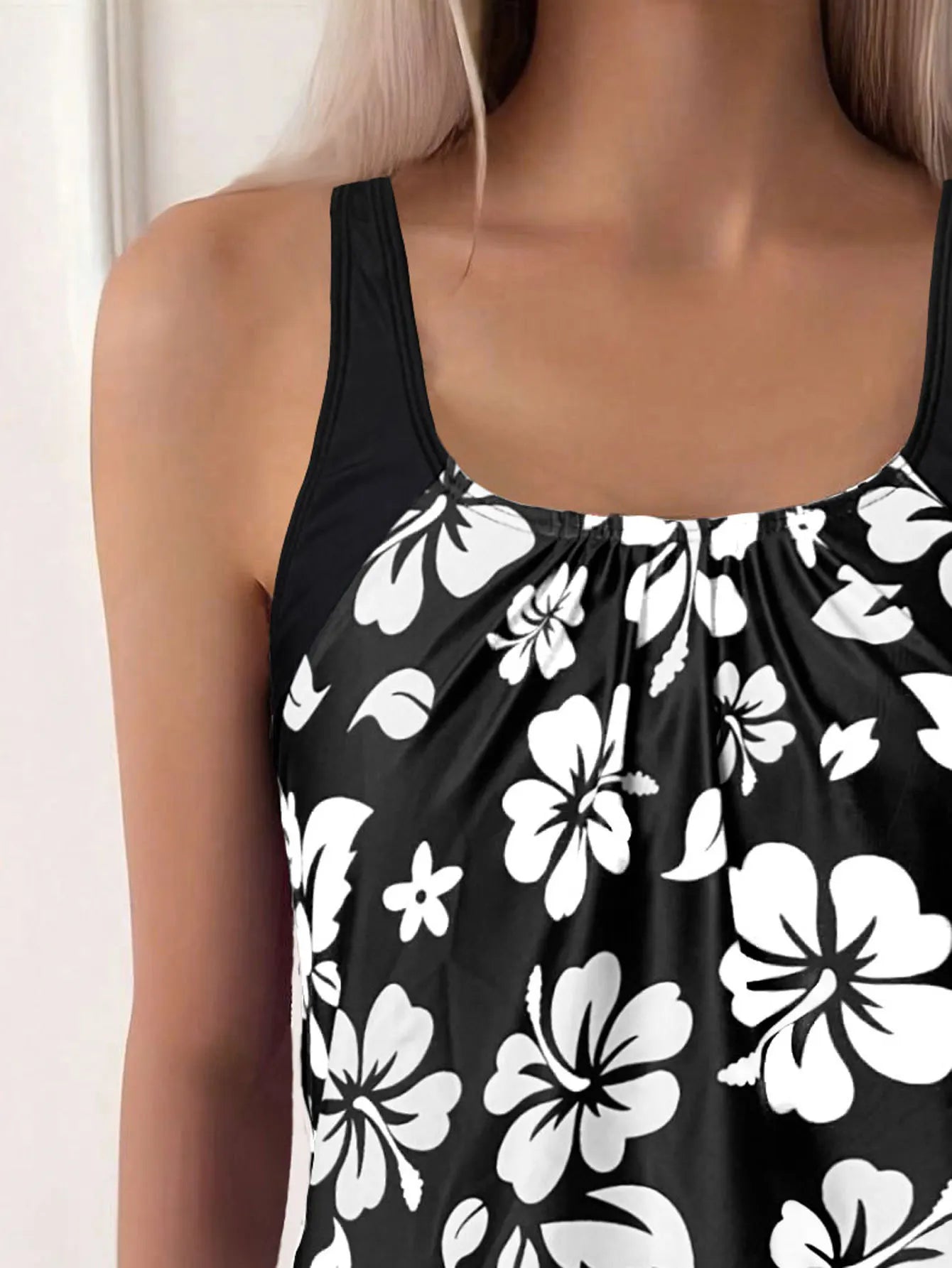 Maillot de bain deux pièces pour femme: culotte taille haute à imprimé floral, en polyester, idéal pour la natation et les sports nautiques. Design sobre.