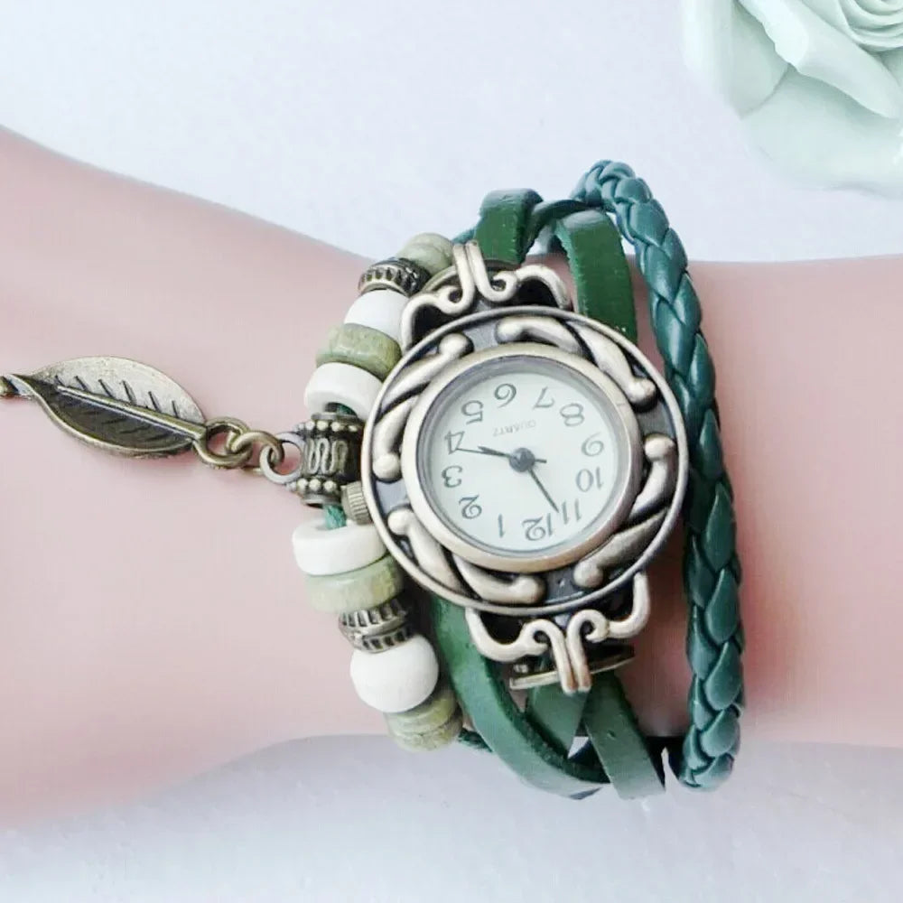 Montre élégante pour femme, style vintage, bracelet cuir, petit cadran, à quartz.