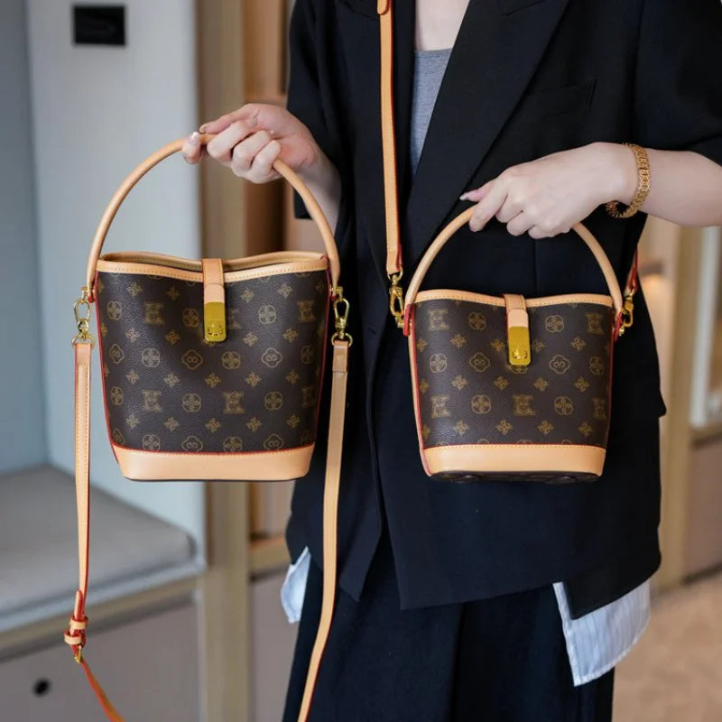 Sac bandoulière de luxe pour femme en cuir premium, inspiré du style parisien vintage chic. Élégant et spacieux, il est parfait au quotidien.