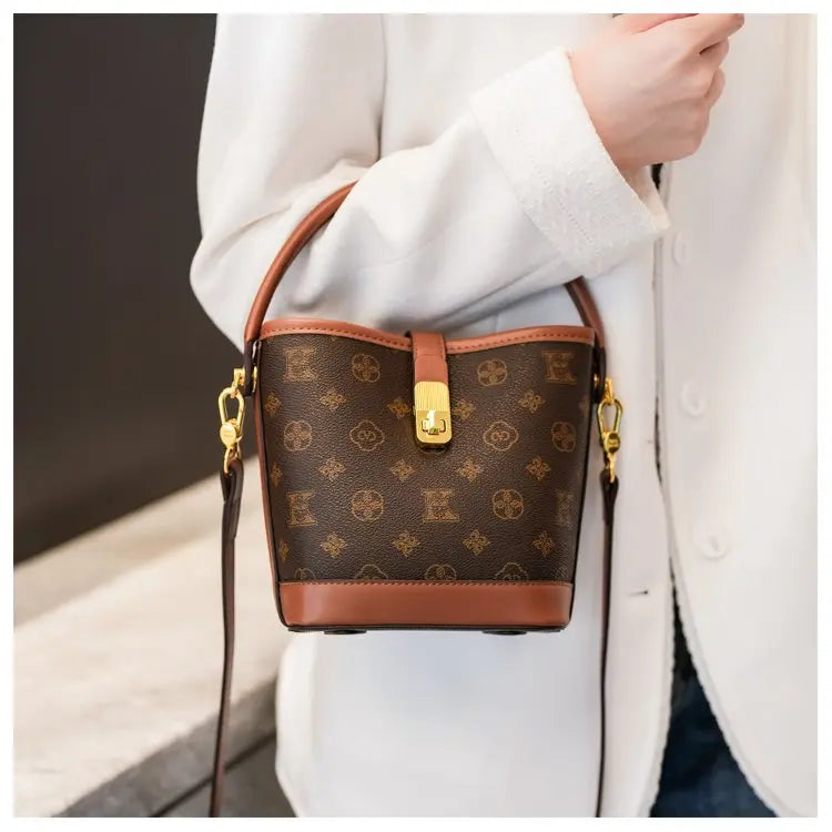 Sac bandoulière de luxe pour femme en cuir premium, inspiré du style parisien vintage chic. Élégant et spacieux, il est parfait au quotidien.