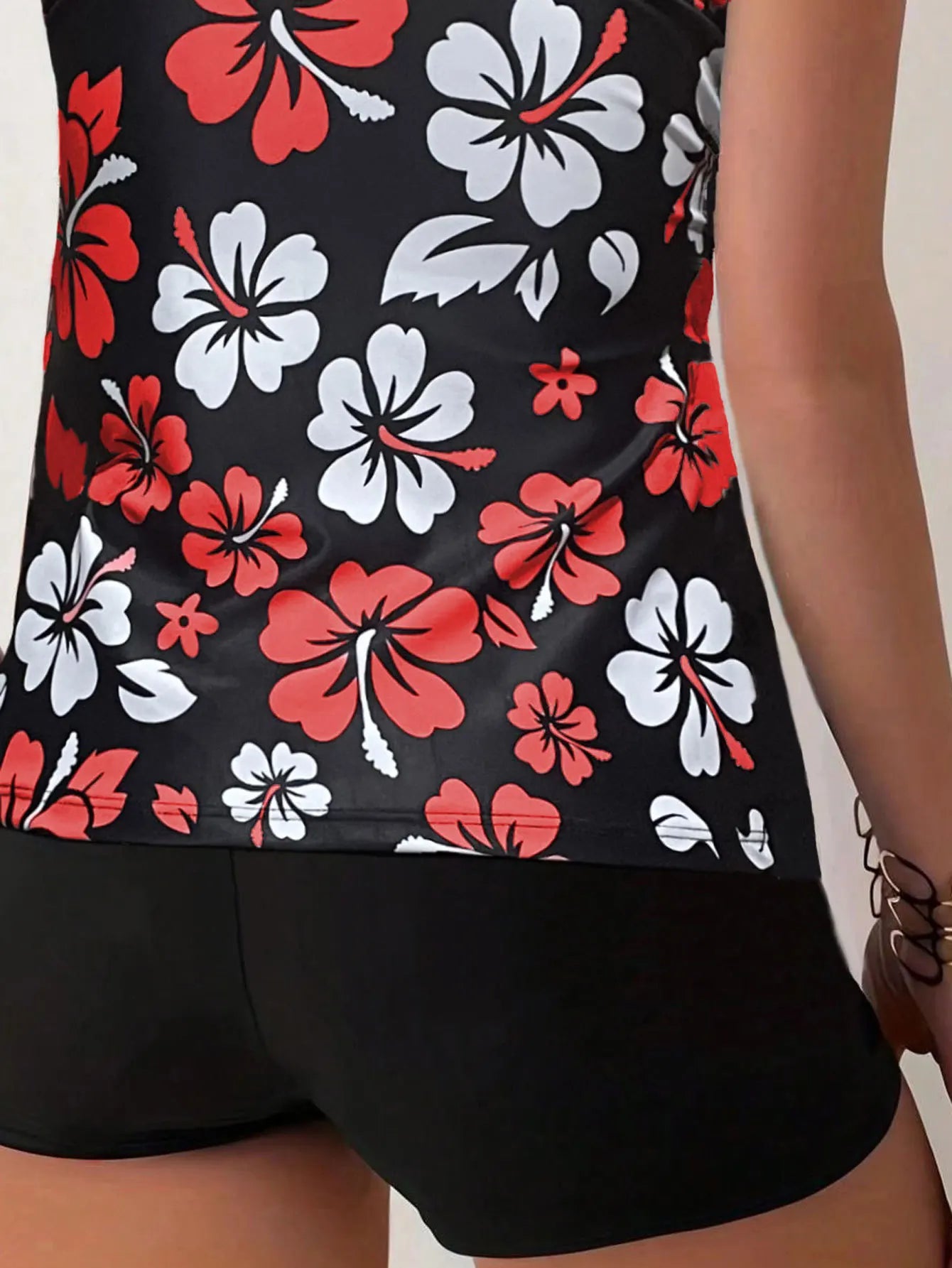 Maillot de bain deux pièces pour femme: culotte taille haute à imprimé floral, en polyester, idéal pour la natation et les sports nautiques. Design sobre.